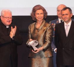 Su Majestad la Reina Doña Sofía con el "Premio Popular de Honor" junto al obispo de Mallorca, Javier Salinas y el presidente y consejero del
